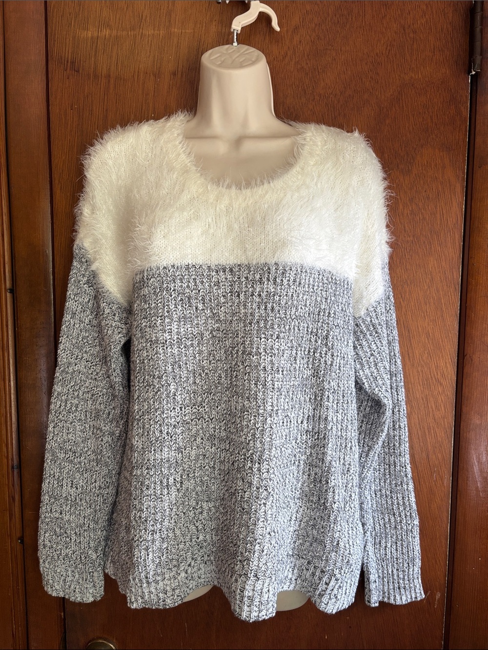 Vince Camuto Gray Knit Sweater with White Fuzzy Yoke size M preowned